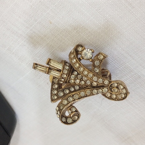 Ornate hard to find rhinestone art deco style flower gold tone clip on earrings - Picture 4 of 9